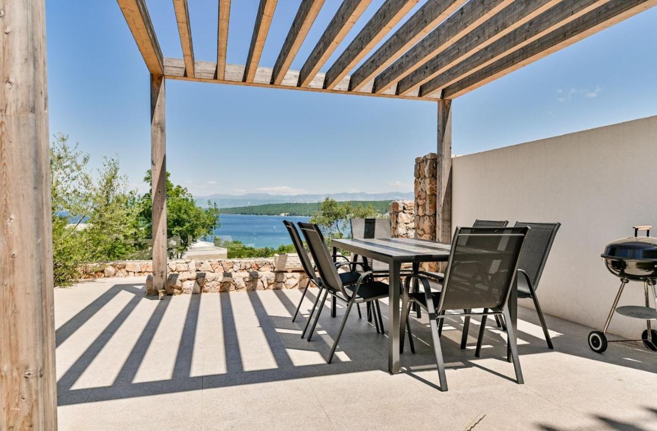 Apartment Flori With Sea View Malinska Dış mekan fotoğraf