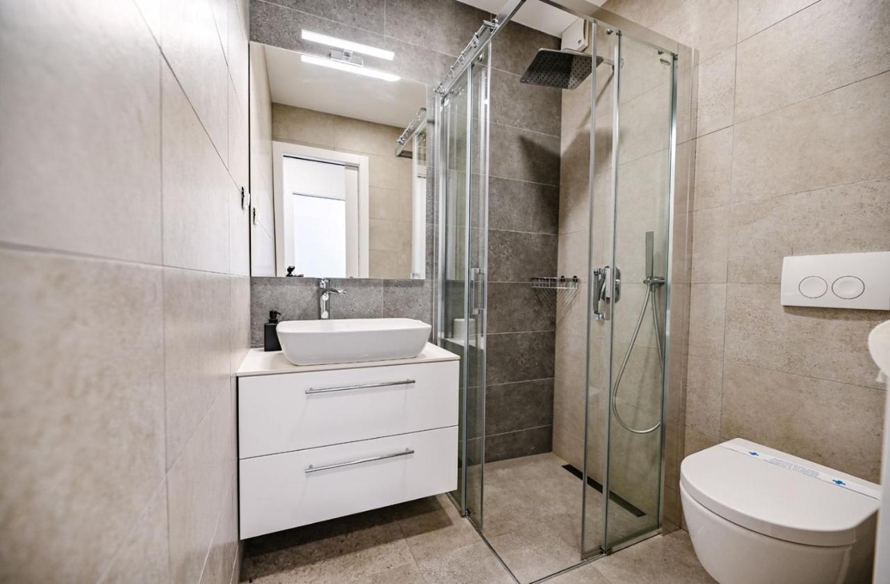 Apartment Flori With Sea View Malinska Dış mekan fotoğraf